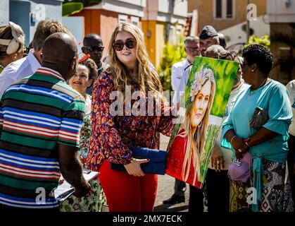 WILLEMSTAD - Prinzessin Amalia wird während eines Besuchs im Otrabanda-Viertel auf Curacao mit einem Gemälde präsentiert. Die Kronprinzessin hat eine zweiwöchige Einführung in die Länder Aruba, Curacao und St. Maarten und die Inseln, die die karibischen Niederlande bilden: Bonaire, St. Eustatius und Saba. ANP REMKO DE WAAL niederlande raus - belgien raus Stockfoto