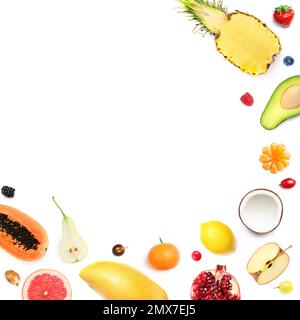 Flache Laienzusammensetzung mit verschiedenen Früchten auf weißem Hintergrund Stockfoto