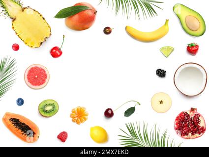 Rahmen mit verschiedenen Früchten auf weißem Hintergrund, flach liegend Stockfoto