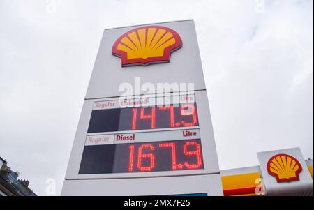 London, Großbritannien. 02. Februar 2023. Allgemeiner Blick auf eine Shell Tankstelle im Zentrum von London. Der Öl- und Gasriese hat Gewinne von fast $40 Milliarden US-Dollar gemeldet, der höchste in seiner 115-jährigen Geschichte. (Foto: Vuk Valcic/SOPA Images/Sipa USA) Guthaben: SIPA USA/Alamy Live News Stockfoto