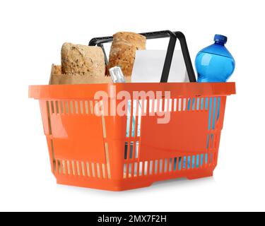 Einkaufskorb aus Kunststoff mit verschiedenen Produkten, isoliert auf weiß Stockfoto