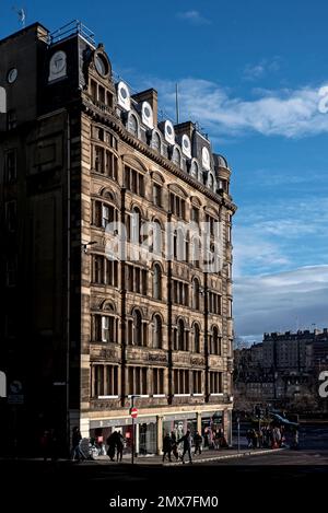 Wintersonne am Ende des Old Waverley Hotels am östlichen Ende der Princes Street in Edinburgh, Schottland, Großbritannien. Stockfoto