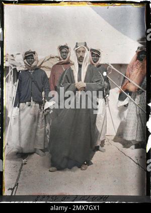 (Französisch - Quweira , Arabie ( actuelle Jordanie ) L' émir Faycalal , Kommandant der Streitkräfte Arabes du royaume du Hedjaz et ses esclaves). Stockfoto