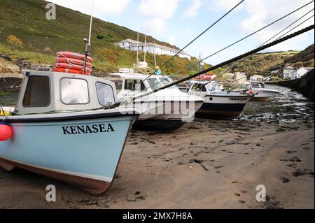 Boote im Hafen, Boscastle Stockfoto