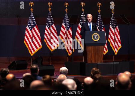 Washington, Vereinigte Staaten. 02. Februar 2023. US-Präsident Joe Biden spricht während des National Prayer Breakfast im Capitol in Washington, DC, am Donnerstag, den 2. Februar 2023. Kredit: Julia Nikhinson/CNP/dpa/Alamy Live News Stockfoto