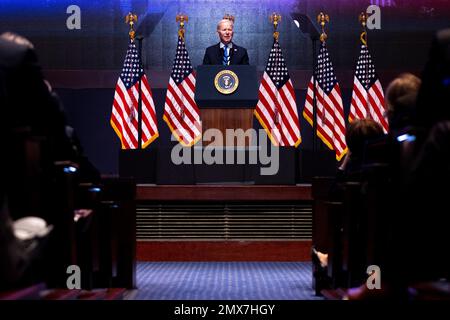 Washington, Vereinigte Staaten. 02. Februar 2023. US-Präsident Joe Biden spricht während des National Prayer Breakfast im Capitol in Washington, DC, am Donnerstag, den 2. Februar 2023. Kredit: Julia Nikhinson/CNP/dpa/Alamy Live News Stockfoto