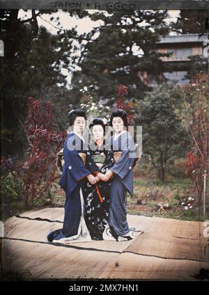 Kyoto, Japan der Geishas gekleideten Schauspielertänzerinnen, ​​surrounding a Maiko (Geisha-Lehrling) , 1912 - Japan - Stéphane Paset - (Oktober) Stockfoto