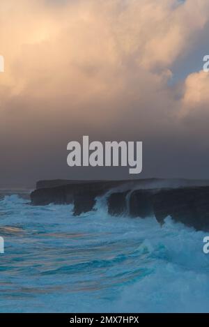 Stürmischer Himmel und raue See an der Yesnaby-Küste, Orkney-Inseln Stockfoto