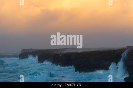 Stürmischer Himmel und raue See an der Yesnaby-Küste, Orkney-Inseln Stockfoto