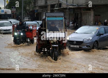 Fahrzeuge fahren während des Regens auf den Straßen in Khan Yunis, im südlichen Gazastreifen. Stockfoto