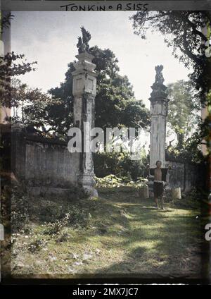 Provinz Hà-Dông, Tonkin, Indochina ein Dorfbewohner mit Hebezeug, vor dem Eingang zu einem Tempel, Léon geschäftig in Indochina Stockfoto
