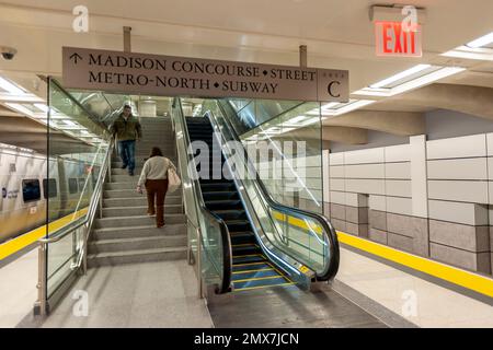 Grand Central Madison öffnet am Mittwoch, den 25. Januar 2023 tief unter New York. Der neue Bahnhof, der sich unter der Park Avenue befindet, ermöglicht die Zugverbindung von Long Island Railroad zur East Side. Früher konnten LIRR-Züge nur in die Pennsylvania Station auf der West Side fahren. Während des ersten Starts fahren die Züge nur für die ersten drei Wochen vom Bahnhof Jamaica nach GCT Madison. Das mit $11 Mrd. EUR dotierte Projekt wird es der LIRR ermöglichen, den Service zu verbessern.(© Richard B. Levine Stockfoto