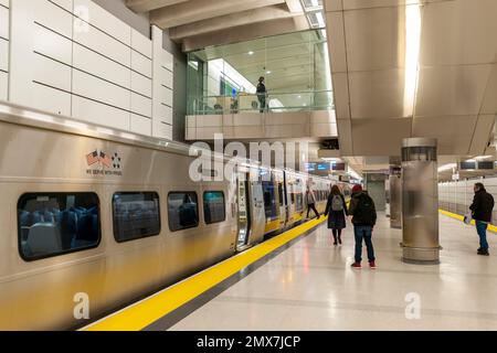 Grand Central Madison öffnet am Mittwoch, den 25. Januar 2023 tief unter New York. Der neue Bahnhof, der sich unter der Park Avenue befindet, ermöglicht die Zugverbindung von Long Island Railroad zur East Side. Früher konnten LIRR-Züge nur in die Pennsylvania Station auf der West Side fahren. Während des ersten Starts fahren die Züge nur für die ersten drei Wochen vom Bahnhof Jamaica nach GCT Madison. Das mit $11 Mrd. EUR dotierte Projekt wird es der LIRR ermöglichen, den Service zu verbessern.(© Richard B. Levine Stockfoto