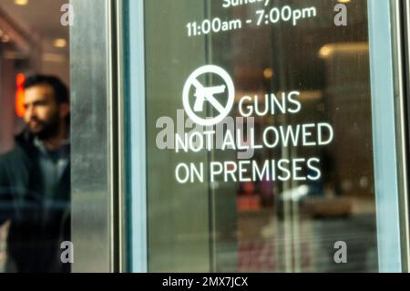 Ein Schild am Eingang zum Nordstrom Men's Store in New York kündigt an, dass „Waffen auf dem Gelände nicht erlaubt sind“, gesehen am Sonntag, den 22. Januar 2023. (© Richard B. Levine) Stockfoto