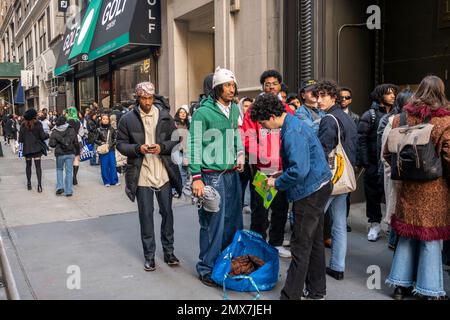 Hunderte von Menschen stellen sich an, um am Samstag, den 28. Januar 2023, in Midtown Manhattan in New York an einem Pop-up-Event von ÒThrift bis DeathÓ teilzunehmen. Mehrere Anbieter richten ihre Waren für die Veranstaltung ein und ziehen eine große Anzahl potenzieller Sparer an. (© Richard B. Levine) Stockfoto