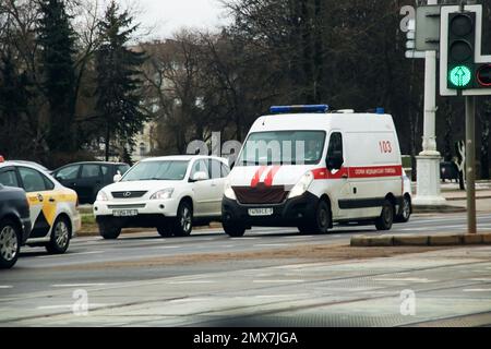 Weißrussland, Minsk - 04. januar 2023: Krankenwagen auf der Straße aus der Nähe Stockfoto