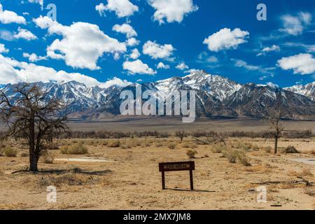 Independence, CA USA - 9. MÄRZ 2022: Ein Schild, das eine Brandstelle im Manzanar war Relocation Center kennzeichnet Stockfoto