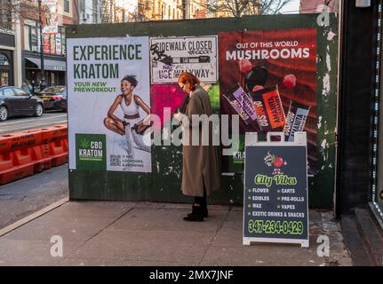 Frauen vor einem CBD-Geschäft in Chelsea in New York am Montag, den 30. Januar 2023. ( © Richard B. Levine) Stockfoto