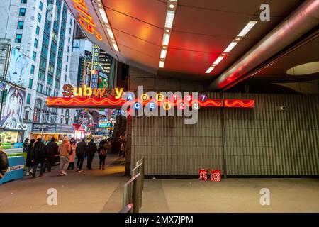 Times Square, U-Bahn-Eingang West 42. Street in New York am Mittwoch, 1. Februar 2023. (© Richard B. Levine) Stockfoto