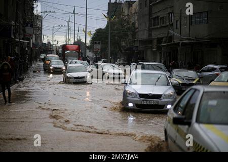 Gaza, Palästina. 31. Januar 2023. Fahrzeuge fahren während des Regens auf den Straßen in Khan Yunis, im südlichen Gazastreifen. (Foto: Yousef Masoud/SOPA Images/Sipa USA) Guthaben: SIPA USA/Alamy Live News Stockfoto