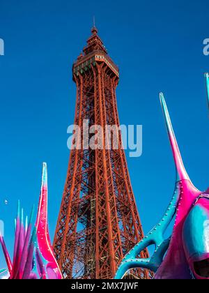 Der Blick auf den Blackpool Tower an einem sonnigen, blauen Himmel hoch aufragenden Bauwerk in der Mitte der Stadt neben dem Strand ist ein Synonym für B Stockfoto