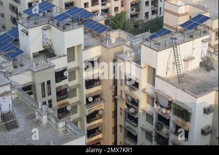 INDIEN, Mumbai, Wolkenkratzer im Vorort Goregoan, Solarpaneel für die Stromerzeugung auf dem Dach / INDIEN, Mumbai, Stadtteil Goregoan, Hochhaeuser mit Solar Modulen zur Stromerzeugung auf dem Dach Stockfoto