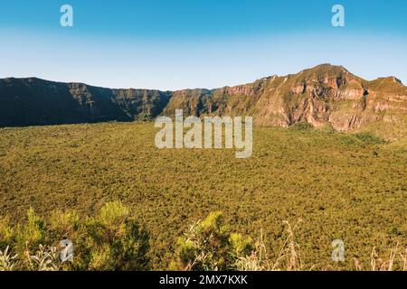 Malerischer Blick auf den Vulkankrater am Mount Longonot in Naivasha, Kenia Stockfoto