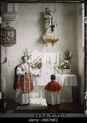 Chevincourt, Oise, Picardie, Frankreich der Pfarrer von Chevincourt am Altar, 1915 - Picardie - Stéphane Passet Stockfoto