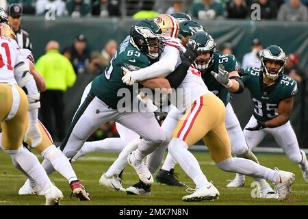 Philadelphia, Pennsylvania, USA. 29. Januar 2023. Pennsylvania, USA; Philadelphia Eagles Offensive Tackle Lane Johnson (65) blockiert die 49ers-Verteidigungsaktion von San Francisco Javon Kinlaw (99) während der ersten Hälfte der NFC-Meisterschaft in Philadelphia, Pennsylvania. Obligatorischer Credit Eric Canha/CSM/Alamy Live News Stockfoto