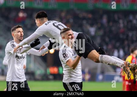 Filip Mladenovic (L), Bartosz Kapustka (C) und Carlos Daniel Lopez Huesca „Carlitos“ (R) von Legia feiern ein Tor während des Spiels der polnischen PKO Ekstraklasa League zwischen Legia Warszawa und Korona Kielce beim Marschall Jozef Pilsudski Legia Warschau Municipal Warszawa. Endstand: 3:2 Kiela Korona Korona Korona Korona Korona. Stockfoto