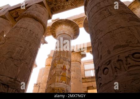 Frisch gereinigte Säulen in der Hypostyle Hall, Karnak Tempel, Luxor, Ägypten Stockfoto