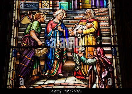 Buntglasfenster mit religiöser Szene, die Joseph und die Jungfrau Maria zeigt, Basilika Notre-Dame, Ottawa, Ontario, Kanada. Stockfoto