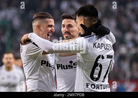 Warschau, Polen. 29. Januar 2023. Carlos Daniel Lopez Huesca „Carlitos“ (L), Filip Mladenovic (C) und Bartosz Kapustka (R) von Legia feiern ein Tor während des Spiels der polnischen PKO Ekstraklasa League zwischen Legia Warszawa und Korona Kielce am Marschall Jozef Pilsudski Legia Warschau Municipal Warszawa. Endstand: 3:2 Kiela Korona Korona Korona Korona Korona. (Foto: Mikolaj Barbanell/SOPA Images/Sipa USA) Guthaben: SIPA USA/Alamy Live News Stockfoto