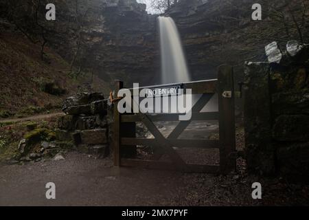 Hardraw, Großbritannien. 02. Februar 2023. Hardraw Force Waterfall Englands größter Wasserfall mit einem Tropfen, ein mutmaßlicher 100 Fuß Fall und liegt auf dem Gelände des historischen Green Dragon Inn ist nach einer Periode von starkem Regen im Hardraw Force Waterfall, Hardraw, Großbritannien, 2. Februar 2023 (Foto von Mark Cosgrove/News Images) In Hardraw, Vereinigtes Königreich, am 2/2/2023. (Foto: Mark Cosgrove/News Images/Sipa USA) Guthaben: SIPA USA/Alamy Live News Stockfoto