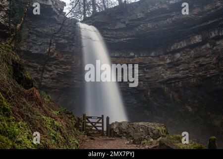 Hardraw, Großbritannien. 02. Februar 2023. Hardraw Force Waterfall Englands größter Wasserfall mit einem Tropfen, ein mutmaßlicher 100 Fuß Fall und liegt auf dem Gelände des historischen Green Dragon Inn ist nach einer Periode von starkem Regen im Hardraw Force Waterfall, Hardraw, Großbritannien, 2. Februar 2023 (Foto von Mark Cosgrove/News Images) In Hardraw, Vereinigtes Königreich, am 2/2/2023. (Foto: Mark Cosgrove/News Images/Sipa USA) Guthaben: SIPA USA/Alamy Live News Stockfoto