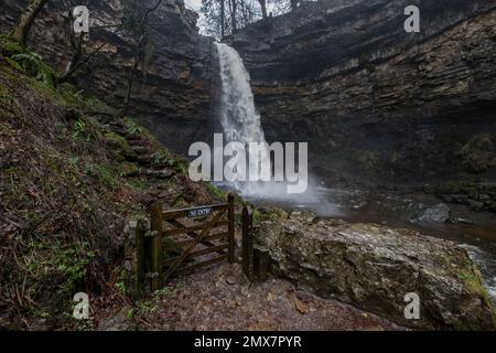 Hardraw, Großbritannien. 02. Februar 2023. Hardraw Force Waterfall Englands größter Wasserfall mit einem Tropfen, ein mutmaßlicher 100 Fuß Fall und liegt auf dem Gelände des historischen Green Dragon Inn ist nach einer Periode von starkem Regen im Hardraw Force Waterfall, Hardraw, Großbritannien, 2. Februar 2023 (Foto von Mark Cosgrove/News Images) In Hardraw, Vereinigtes Königreich, am 2/2/2023. (Foto: Mark Cosgrove/News Images/Sipa USA) Guthaben: SIPA USA/Alamy Live News Stockfoto