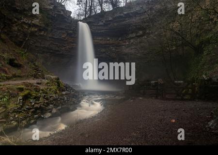 Hardraw, Großbritannien. 02. Februar 2023. Hardraw Force Waterfall Englands größter Wasserfall mit einem Tropfen, ein mutmaßlicher 100 Fuß Fall und liegt auf dem Gelände des historischen Green Dragon Inn ist nach einer Periode von starkem Regen im Hardraw Force Waterfall, Hardraw, Großbritannien, 2. Februar 2023 (Foto von Mark Cosgrove/News Images) In Hardraw, Vereinigtes Königreich, am 2/2/2023. (Foto: Mark Cosgrove/News Images/Sipa USA) Guthaben: SIPA USA/Alamy Live News Stockfoto