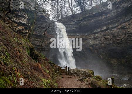 Hardraw, Großbritannien. 02. Februar 2023. Hardraw Force Waterfall Englands größter Wasserfall mit einem Tropfen, ein mutmaßlicher 100 Fuß Fall und liegt auf dem Gelände des historischen Green Dragon Inn ist nach einer Periode von starkem Regen im Hardraw Force Waterfall, Hardraw, Großbritannien, 2. Februar 2023 (Foto von Mark Cosgrove/News Images) In Hardraw, Vereinigtes Königreich, am 2/2/2023. (Foto: Mark Cosgrove/News Images/Sipa USA) Guthaben: SIPA USA/Alamy Live News Stockfoto