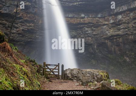 Hardraw, Großbritannien. 02. Februar 2023. Hardraw Force Waterfall Englands größter Wasserfall mit einem Tropfen, ein mutmaßlicher 100 Fuß Fall und liegt auf dem Gelände des historischen Green Dragon Inn ist nach einer Periode von starkem Regen im Hardraw Force Waterfall, Hardraw, Großbritannien, 2. Februar 2023 (Foto von Mark Cosgrove/News Images) In Hardraw, Vereinigtes Königreich, am 2/2/2023. (Foto: Mark Cosgrove/News Images/Sipa USA) Guthaben: SIPA USA/Alamy Live News Stockfoto