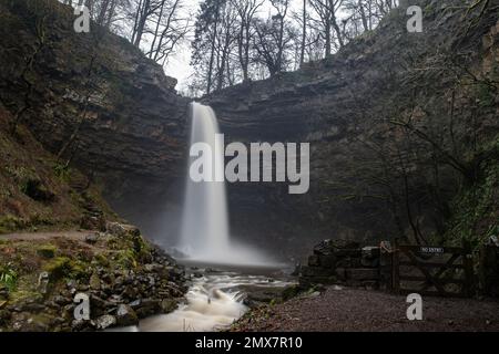 Hardraw, Großbritannien. 02. Februar 2023. Hardraw Force Waterfall Englands größter Wasserfall mit einem Tropfen, ein mutmaßlicher 100 Fuß Fall und liegt auf dem Gelände des historischen Green Dragon Inn ist nach einer Periode von starkem Regen im Hardraw Force Waterfall, Hardraw, Großbritannien, 2. Februar 2023 (Foto von Mark Cosgrove/News Images) In Hardraw, Vereinigtes Königreich, am 2/2/2023. (Foto: Mark Cosgrove/News Images/Sipa USA) Guthaben: SIPA USA/Alamy Live News Stockfoto