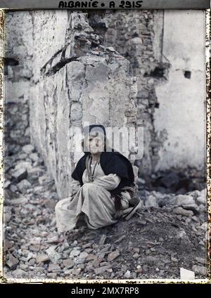 Shköder, Albanien Bergère in den Ruinen des Basars , 1913 - Balkan, Italien - Jean Brunhes und Auguste Léon - (September - Oktober 23) Stockfoto