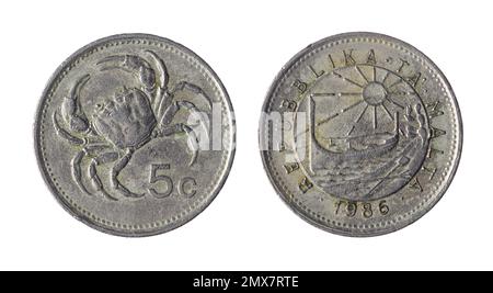 Beide Seiten der 5-Cent-Münze (1986) mit einer maltesischen Süßwasserkrebse, auch bekannt als Qabru, und einem Ruderboot auf See unter der Sonne. Stockfoto