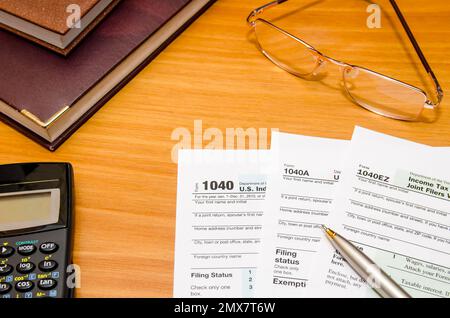 1040 individuelles Steuerformular für 2016 Jahr mit Brille und Stift Stockfoto