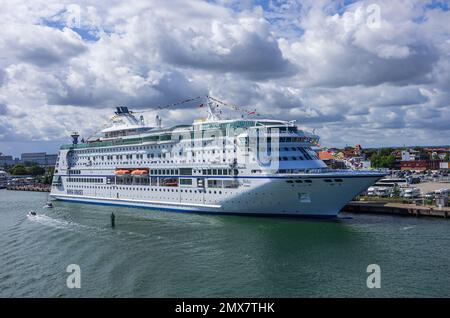 Das Kreuzfahrtschiff „Birka Stockholm“ am Pier des Warnemünden Kreuzfahrtzentrums im Hafen von Rostock-Warnemünde. Stockfoto