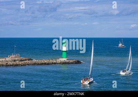 Meeresatmosphäre um das Wellenlicht am westlichen Wellenbrecher von Rostock-Warnemünde, Mecklenburg-Vorpommern, Deutschland, Europa. Stockfoto