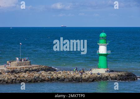 Meeresatmosphäre um das Wellenlicht am westlichen Wellenbrecher von Rostock-Warnemünde, Mecklenburg-Vorpommern, Deutschland, Europa. Stockfoto