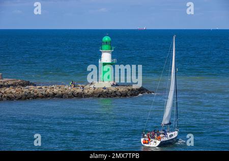 Meeresatmosphäre um das Wellenlicht am westlichen Wellenbrecher von Rostock-Warnemünde, Mecklenburg-Vorpommern, Deutschland, Europa. Stockfoto