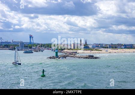 Maritimes Ambiente rund um das West Breakwater und die malerische Kulisse von Rostock-Warnemünde, Mecklenburg-Vorpommern. Stockfoto