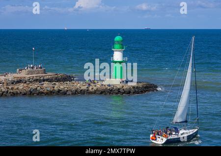 Meeresatmosphäre um das Wellenlicht am westlichen Wellenbrecher von Rostock-Warnemünde, Mecklenburg-Vorpommern, Deutschland, Europa. Stockfoto