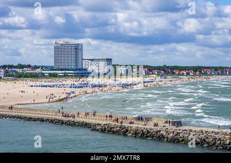 Westpier und Strand von Rostock-Warnemünde, Mecklenburg-Vorpommern, Deutschland, Europa, im Sommer von Touristen und Urlaubern bewohnt. Stockfoto